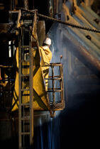 A man in a repair shipyard. © Philip Plisson / Plisson La Trinité / AA00016 - Photo Galleries - Man