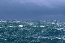 La mer est houleuse dans le Raz de Sein. © Guillaume Plisson / Plisson La Trinité / AA00031 - Nos reportages photos - Houle