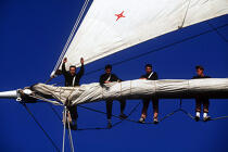 Officiers en train de déferler les voiles de l'Esmeralda. © Philip Plisson / Plisson La Trinité / AA00833 - Photo Galleries - Four-masted schooner