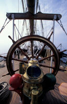 La barre à roue de l'Esmeralda. © Philip Plisson / Plisson La Trinité / AA00835 - Nos reportages photos - Barre
