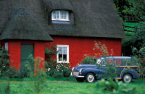A car in front a red cottage in Ballycotton. © Philip Plisson / Plisson La Trinité / AA02270 - Photo Galleries - Thatched cottage
