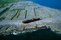 Wreck on Inisheer. © Philip Plisson / Plisson La Trinité / AA02715 - Photo Galleries - Inisheer