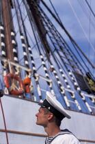 Marin devant le plus grand voilier-école navigant aujourd'hui : Le Sedov © Guillaume Plisson / Plisson La Trinité / AA03323 - Nos reportages photos - Quatre-mâts
