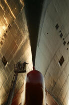 The bow of the Queen Mary II © Philip Plisson / Plisson La Trinité / AA07180 - Photo Galleries - Naval repairs