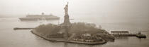 Le Queen Mary 2 arrivant à New York © Guillaume Plisson / Plisson La Trinité / AA07673 - Nos reportages photos - Statue de la Liberté