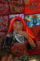 Vieille femme dans L'archipel des San-Blas. © Philip Plisson / Plisson La Trinité / AA07727 - Photo Galleries - Art and Crafts
