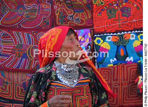 Portrait of woman in the archipelago of San Blas. - © Philip Plisson / Plisson La Trinité / AA07740 - Photo Galleries - Island [Panama]