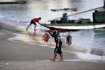 Brazilian fisherman on the beach. © Philip Plisson / Plisson La Trinité / AA10011 - Photo Galleries - Jangadas from Brazil