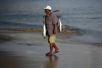 Pêcheur brésilien sur la plage. © Philip Plisson / Plisson La Trinité / AA10012 - Nos reportages photos - 3e âge