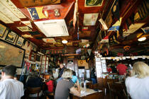 The Café Sport "Chez Peter" in Horta. © Philip Plisson / Plisson La Trinité / AA10646 - Photo Galleries - Woman