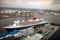 The Queen Mary 2 in Miami. © Philip Plisson / Plisson La Trinité / AA11420 - Photo Galleries - Town [Florida]