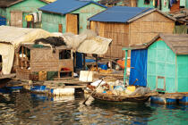 Village de pêcheurs dans la baie d'Along. © Philip Plisson / Plisson La Trinité / AA12455 - Nos reportages photos - Maison flottante