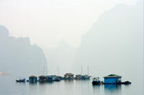 A village in the fog of Along Bay. © Philip Plisson / Plisson La Trinité / AA12465 - Photo Galleries - Floating house