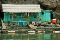 Une habitation dans un village de la baie d'Along. © Philip Plisson / Plisson La Trinité / AA12471 - Nos reportages photos - Maison flottante