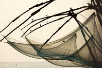 Chinese nets in front of Cochin. © Philip Plisson / Plisson La Trinité / AA12612 - Photo Galleries - Inshore Fishing in Kerala, India