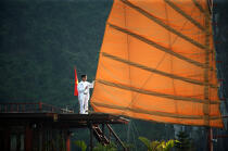 Jonque in bay of Ha Long © Philip Plisson / Plisson La Trinité / AA14139 - Photo Galleries - Man