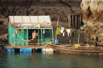 Floating boat in bay of Ha Long © Philip Plisson / Plisson La Trinité / AA14142 - Photo Galleries - Floating house