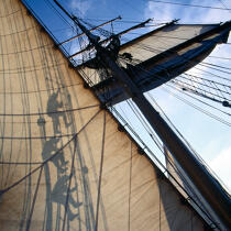 In the sails of the Esmeralda. © Philip Plisson / Plisson La Trinité / AA17743 - Photo Galleries - Crew