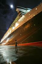The Queen Mary 2 docked in Fort-de-France. © Philip Plisson / Plisson La Trinité / AA19207 - Photo Galleries - Town [Mart]