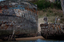 Epaves de thonier à Plouhinec © Philip Plisson / Plisson La Trinité / AA26603 - Nos reportages photos - Coque de bateau