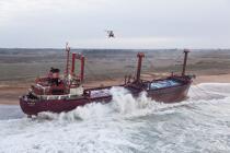 A cargo of 109 meters, the TK Bremen, ran aground on the night of Thursday 15 to Friday 16, December 2011 near the Ria of Etel in Morbihan [AT] © Philip Plisson / Plisson La Trinité / AA32826 - Photo Galleries - Helicopter