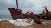 La déconstruction du cargo TK Bremen sur la plage d'Erdeven. © Philip Plisson / Plisson La Trinité / AA32993 - Nos reportages photos - La déconstruction du TK Bremen