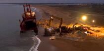 Déconstruction du cargo TK Bremen sur la plage d'Erdeven © Philip Plisson / Plisson La Trinité / AA33069 - Nos reportages photos - La déconstruction du TK Bremen