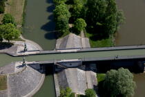 Briare canal bridge © Philip Plisson / Plisson La Trinité / AA35241 - Photo Galleries - Town (45)
