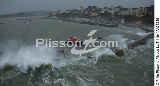 the Conquet harbor - © Philip Plisson / Plisson La Trinité / AA37236 - Photo Galleries - Lifesaving at sea