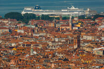 Venise © Philip Plisson / Plisson La Trinité / AA37576 - Nos reportages photos - Traffic maritime dans la lagune de Venise