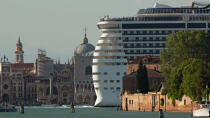 Venise © Philip Plisson / Plisson La Trinité / AA37668 - Nos reportages photos - Trafic maritime dans la lagune de Venise