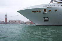 Traffic liners in Venice © Philip Plisson / Plisson La Trinité / AA37923 - Photo Galleries - Italy