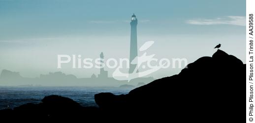 Brume sur le phare de l'Ile Vierge - © Philip Plisson / Plisson La Trinité / AA39588 - Nos reportages photos - Resultat Recherche