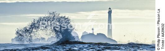 Vague devant le phare de l'île Vierge - © Philip Plisson / Plisson La Trinité / AA39632 - Nos reportages photos - Resultat Recherche