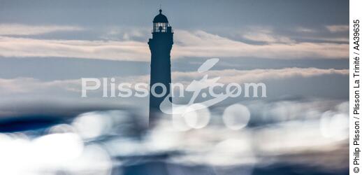 The silhouette of Ile Vierge lighthouse. - © Philip Plisson / Plisson La Trinité / AA39635 - Photo Galleries - Finistère