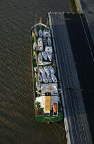 Cargo chargé de voiliers © Philip Plisson / Plisson La Trinité / AA39954 - Nos reportages photos - Type vue
