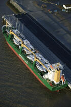 Cargo chargé de voiliers © Philip Plisson / Plisson La Trinité / AA39959 - Nos reportages photos - Type vue